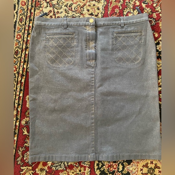 Vintage CHANEL gray w/ gold metallic denim skirt (w/ spandex). Gold hardware. - Picture 8 of 9